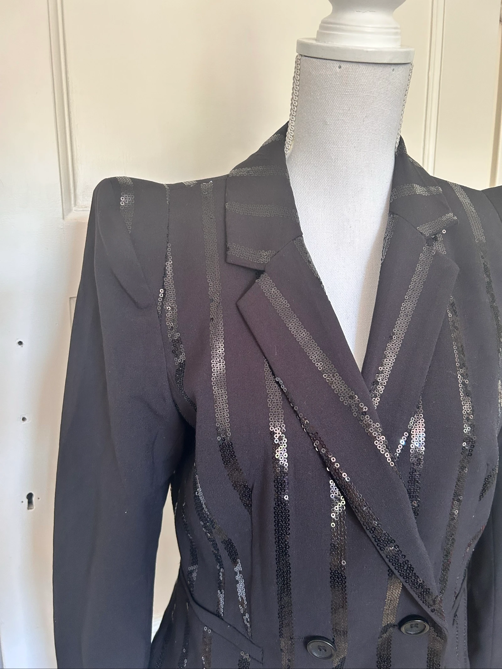 H&M Blazer Negro con Mangas Abullonadas y Lentejuelas, Rayas Delgadas – Talla 42 que Queda como S / M – photo 3